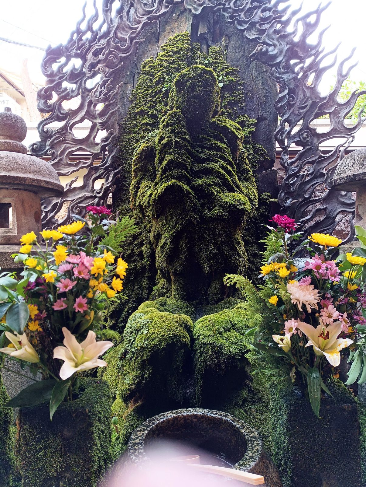 The moss-covered Fudo statue at Hozenji