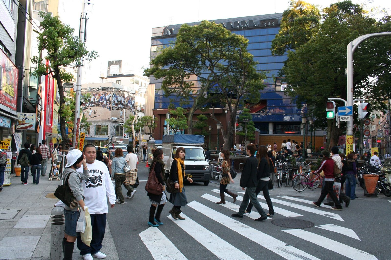 The crossing in Amerikamura on a busy afternoon