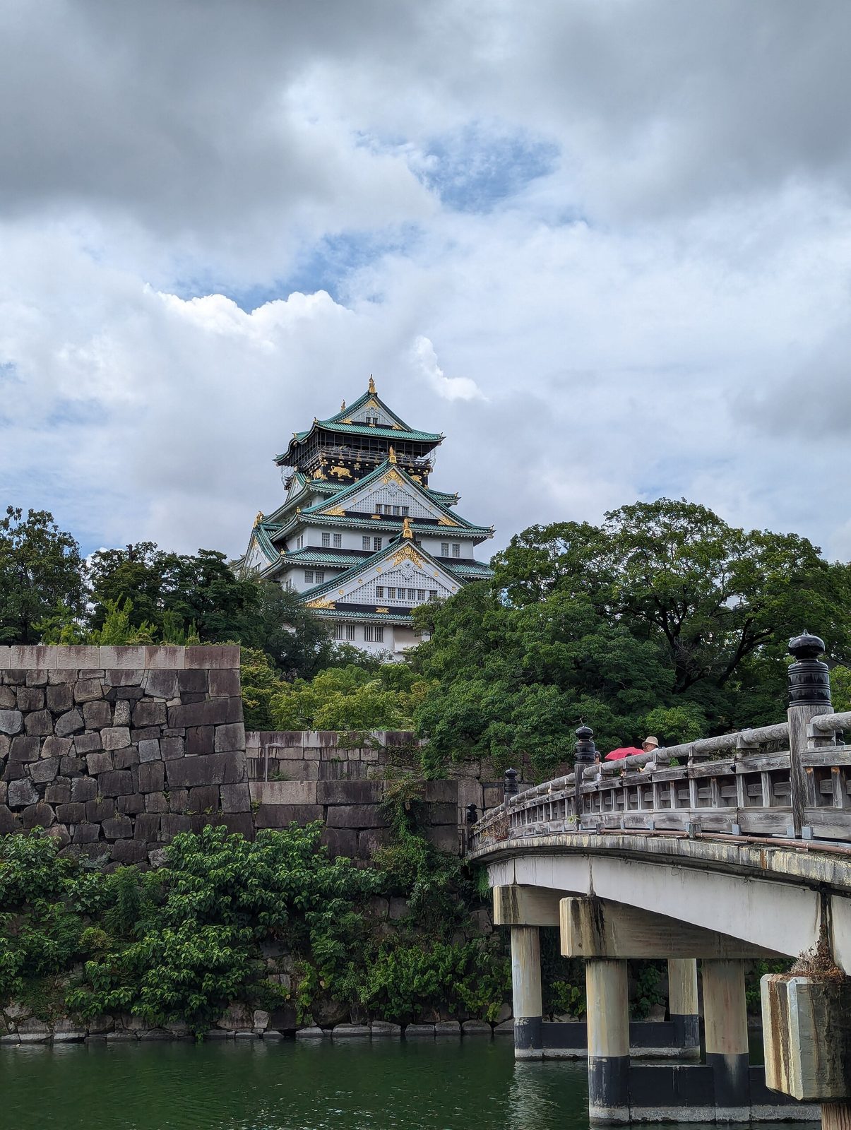 Osaka Castle behind the Gokuraku-bashi bridge