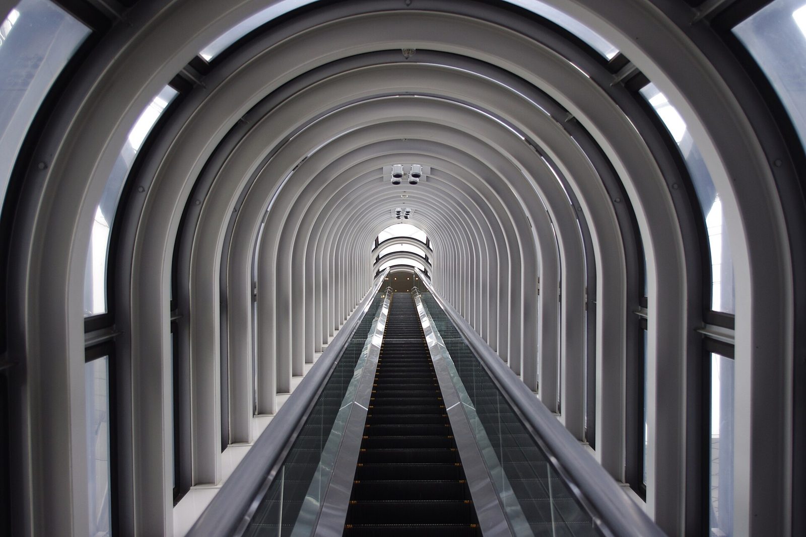 The escalator crossing the void of the Umeda Sky Building