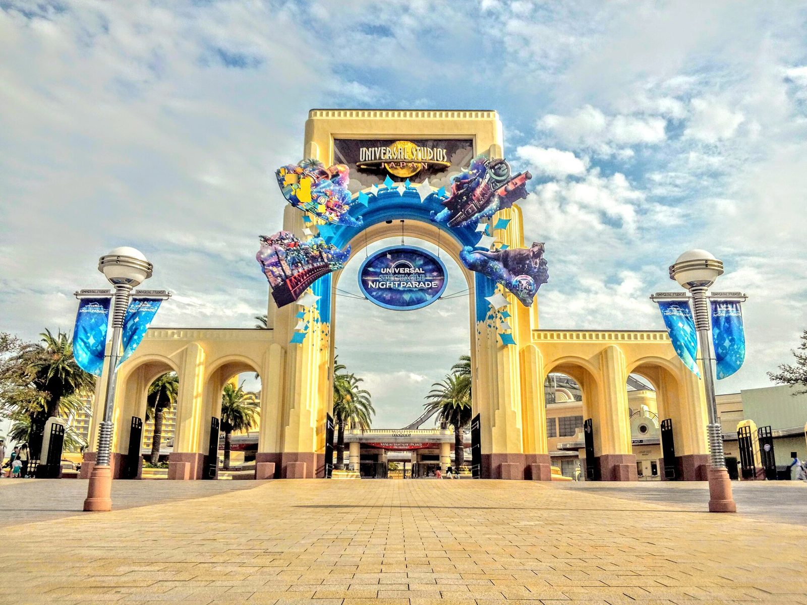 The arch at the entrance to Universal Studios Japan